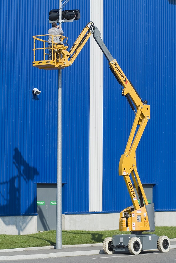 使用<a href='http://m.sjsx.com.cn/fltp/' target='_blank'>高空作業(yè)平臺</a>需要注意什么